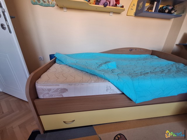 Детска-кревети и полици