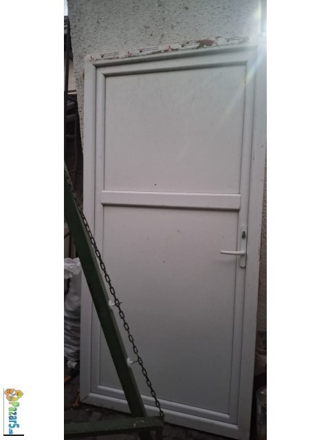 Продавам Pvc врата. Одлично сочувана. 