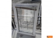 Prozor Pvc Na Kipanje So Venecijaner Na Nego Vidi 
