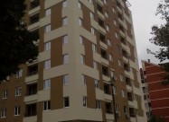 Се изнајмува нов неопремен стан  