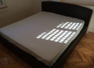 Продавам кревет за спална со гратис душек