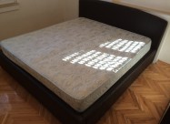 Продавам кревет за спална со гратис душек