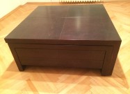 Продавам клуб маса, дрвена со фиока