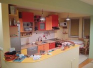 Se Izdava Namesten Stan Kaj Univerzalna Sala