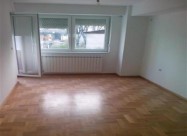 Se Iznajmuva Prazen Trosoben Stan Za Kancelarii Vo