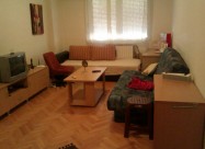 Се издава стан позади Универзална сала карши кафич